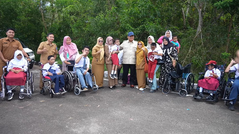 Presiden Prabowo Subianto foto bersama dengan siswa sekolah yang mengalami disabilitas saat tiba kunjungan kerja di Bangka Belitung, Senin (6/10/2025). Foto: YouTube/ Prabowo Subianto