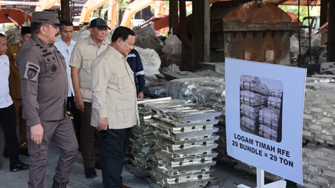 Presiden Prabowo Subianto meninjau penyerahan aset negara dari tambang timah ilegal di Bangka Belitung, Senin (6/10/2025). Foto: YouTube/ Prabowo Subianto