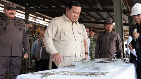 Presiden Prabowo Subianto meninjau penyerahan aset negara dari tambang timah ilegal di Bangka Belitung, Senin (6/10/2025). Foto: YouTube/ Prabowo Subianto