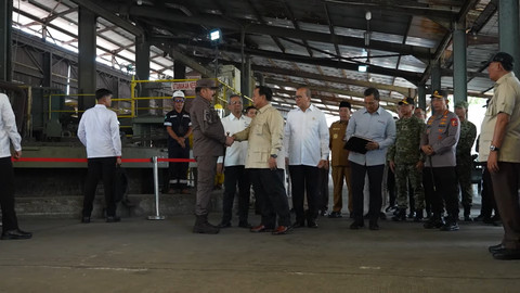 Presiden Prabowo Subianto meninjau penyerahan aset negara dari tambang timah ilegal di Bangka Belitung, Senin (6/10/2025). Foto: YouTube/ Prabowo Subianto