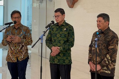 Menteri Kesehatan Budi Gunadi Sadikin (kiri), Kepala BPOM Taruna Ikrar (tengah), dan Direktur Utama BPJS Kesehatan Ghufron Mukti ditemui usai Rakor KKSK di Kantor BPOM, Jakarta Pusat pada Senin (6/10/2025). Foto: Amira Nada Fauziyyah/kumparan