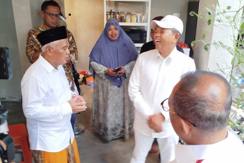 Gubernur Jawa Barat Dedi Mulyadi temui Yai Mim di Malang, Senin (6/10/2025). Foto: kumparan