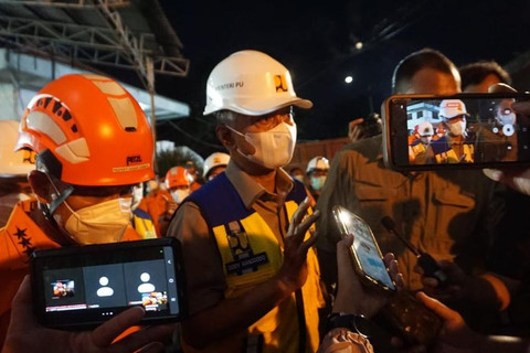 Menteri Pekerjaan Umum (PU), Dody Hanggodo usai meninjau bangunan ambruk Ponpes Al-Khoziny, Kecamatan Buduran, Sidoarjo, Senin (6/10/2025). Foto: Farusma Okta Verdian/kumparan