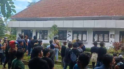 Sejumlah fasilitas umum dan kantor milik PT Timah rusak usai didemo pada Senin (6/10/2025). Foto: kumparan
