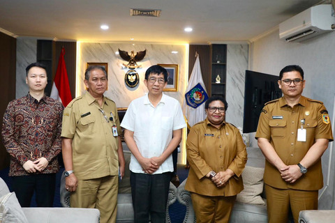 Wakil Menteri Dalam Negeri (Wamendagri) Ribka Haluk menerima audiensi Yohanes Surya di Kantor Pusat Kementerian Dalam Negeri (Kemendagri), Jakarta, Senin (6/10/2025). Foto: Kemendagri RI
