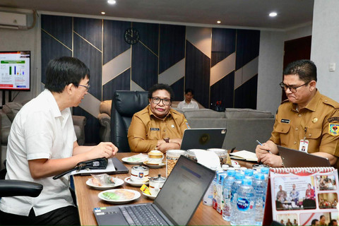 Wakil Menteri Dalam Negeri (Wamendagri) Ribka Haluk menerima audiensi Yohanes Surya di Kantor Pusat Kementerian Dalam Negeri (Kemendagri), Jakarta, Senin (6/10/2025). Foto: Kemendagri RI