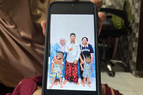 Keluarga menunjukkan foto Rafi Catur Okta Mulya (tengah), salah satu santri korban ambruknya bangunan musala di Ponpes Al-Khoziny, Kecamatan Buduran, Sidoarjo, Senin (10/6/2025). Foto: Farusma Okta Verdian/kumparan