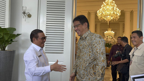 Menteri Keuangan Purbaya Yudhi Sadewa disambut Gubernur DKI Jakarta Pramono Anung saat mengunjungi Balai Kota, Gambir, Jakarta Pusat, Selasa (7/10/2025). Foto: Nasywa Athifah/kumparan
