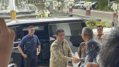 Menteri Keuangan Purbaya Yudhi Sadewa disambut Gubernur DKI Jakarta Pramono Anung saat mengunjungi Balai Kota, Gambir, Jakarta Pusat, Selasa (7/10/2025). Foto: Nasywa Athifah/kumparan