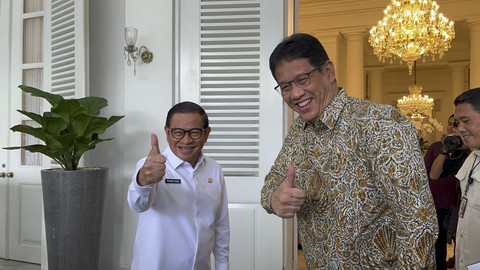 Menteri Keuangan Purbaya Yudhi Sadewa disambut Gubernur DKI Jakarta Pramono Anung saat mengunjungi Balai Kota, Gambir, Jakarta Pusat, Selasa (7/10/2025). Foto: Nasywa Athifah/kumparan
