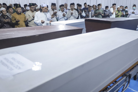 Rekan dan keluarga menggelar tahlil dan doa bersama untuk korban runtuhnya bangunan di Ponpes Al-Khoziny di RS Bhayangkara H.S. Samsoeri Mertojoso, Surabaya, Jawa Timur, Senin (6/10/2025). Foto: Rizal Hanafi/ANTARA FOTO