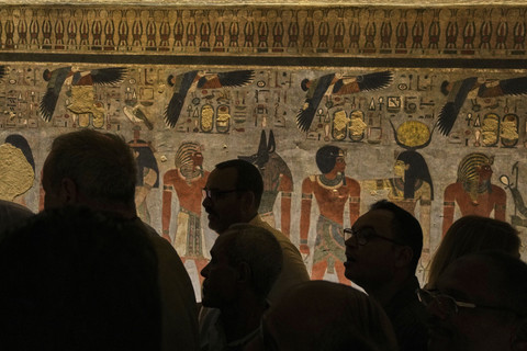 Pengunjung melihat makam Amenhotep III, yang memerintah Mesir kuno antara tahun 1390 SM dan 1350 SM, di Lembah Para Raja di kota Luxor, Mesir selatan, Sabtu (4/10/2025). Foto: Amr Nabil/AP Photo