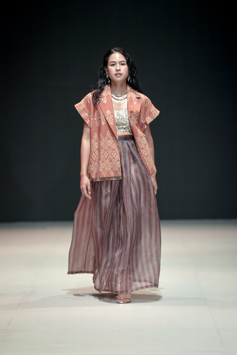 Ikat Indonesia tampilkan koleksi bertajuk The Isle of Reverie di runway Plaza Indonesia Fashion Week (PIFW) 2025 pada Rabu (1/10/2025). Foto: Plaza Indonesia Fashion Week/Ikat Indonesia
