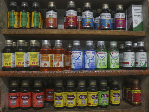 Pandangan umum menunjukkan sirup obat batuk di sebuah apotek di Srinagar, Jammu dan Kashmir, India, Senin (6/10/2025). Foto: Firdous Nazir/Nur Photo via REUTERS