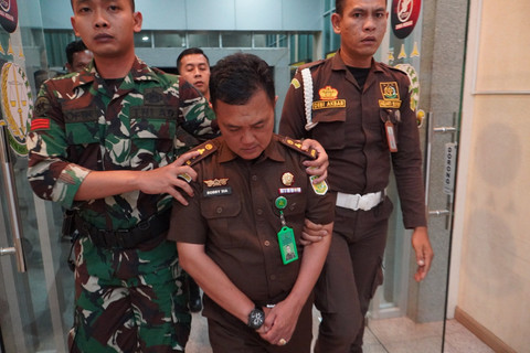 ASN Way Kanan, Lampung berinisial BA yang menjadi Jaksa Gadungan saat digiring ke Kantor Kejaksaan Tinggi (Kejati) Sumsel. Foto : Dok Kejati Sumsel
