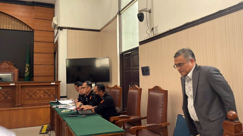 Pakar hukum pidana Universitas Muhammadiyah Jakarta, Chairul Huda (kanan) dihadirkan menjadi ahli dalam sidang praperadilan eks Mendikbudristek Nadiem Makarim melawan Kejagung, di PN Jakarta Selatan, Selasa (7/10/2025). Foto: Fadhil Pramudya/kumparan