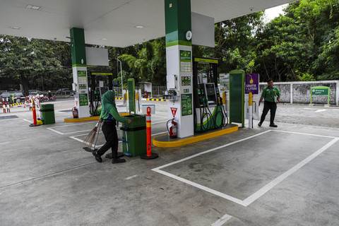 Pekerja beraktivitas di salah satu SPBU BP di Simprug, Jakarta Selatan, Selaa (7/10/2025). Foto: Darryl Ramadhan/kumparan
