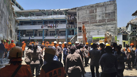 Kondisi bangunan ambruk Ponpes Al-Khoziny, Kecamatan Buduran, Sidoarjo, telah rata, Selasa (7/10/2025). Foto: Farusma Okta Verdian/kumparan