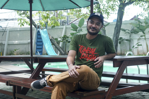 Marthino Lio pemeran film Tumbal Darah saat berkunjung ke kumparan pada Selasa (7/10/2025). Foto: Syawal Febrian Darisman/kumparan