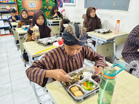 Ibunda Guru Indonesia yang juga Ketua Komisi IV DPR RI, Titiek Soeharto, berkunjung ke SDN Pujokusuman 1, Kota Yogyakarta cek pelaksanaan MBG, Selasa (7/10/2025). Foto: Arfiansyah Panji Purnandaru/kumparan