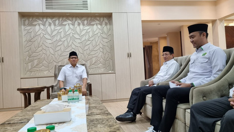 Menko PM Muhaimin Iskandar (kiri) dan Menteri Agama Nasaruddin Umar bertemu di Kompleks Widya Chandra, Jakarta Selatan, Selasa (7/10/2025).  Foto: Rachmadi Rasyad/kumparan