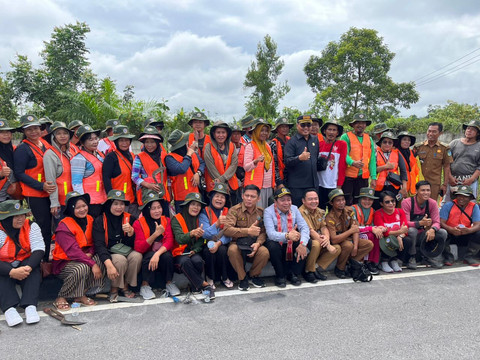 Ketua Komisi V DPR RI, Lasarus bersama masyarakat yang mengikuti kegiatan Padat Karya Bandara Tebelian. Foto: Yus/Hi!Pontianak