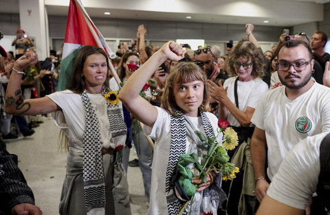 Aktivis Swedia Greta Thunberg memberi isyarat saat tiba di Bandara Internasional Eleftherios Venizelos Athena, di Athena, Yunani, Senin (6/10/2025). Foto: Louisa Gouliamaki/REUTERS