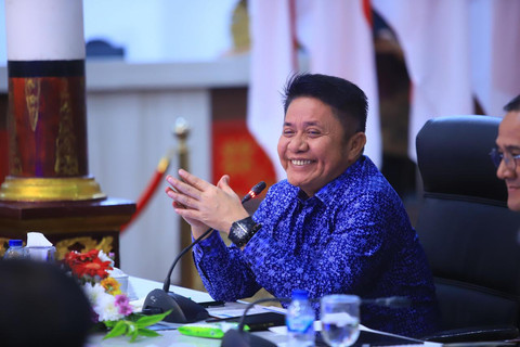Gubernur Sumsel Herman Deru saat rapat Koordinasi Pemerintah Daerah (Rakor Pemda) di Griya Agung, Senin (6/10/2025). Foto : Dok. Humas Pemprov Sumsel