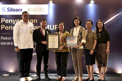 Pemberian rekor MURI untuk Siloam International Hospitals untuk kategori Pelatihan Bantuan Hidup Dasar (BHD) secara seri dengan jumlah peserta terbanyak dalam acara MURI Awarding Event di Hotel Aryaduta Menteng, Selasa (7/10/2025). Foto: Dok. Siloams Hospital