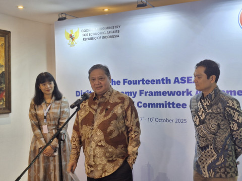 Menko Perekonomian Airlangga Hartarto dalam konferensi pers perundingan putaran ke-14 Digital Economy Framework Agreement (DEFA) ASEAN di Hotel Le Meridien, Jakarta Pusat pada Selasa (7/10/2025). Foto: Argya D. Maheswara/kumparan 