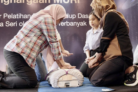 Pelatihan Bantuan Hidup Dasar secara langsung kepada para tamu dalam acara MURI Awarding Event di Hotel Aryaduta Menteng, Selasa (7/10/2025). Foto: Dok. Siloam Hospital
