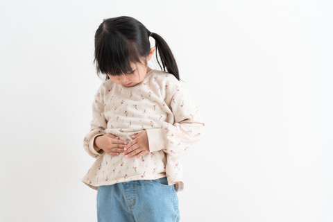 Ilustrasi anak pegang pusar sendiri. Foto: polkadot_photo/Shutterstock