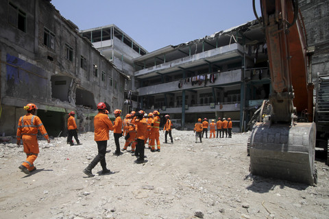 Tim Basarnas melihat bangunan pasca penutupan operasi SAR di Pondok Pesantren (Ponpes) Al Khoziny di Kecamatan Buduran, Sidoarjo, Jawa Timur, Selasa (7/10/2025). Foto: Umarul Faruq/ANTARA FOTO