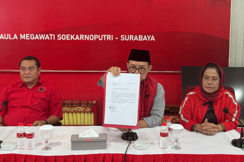 Wakil Ketua Bidang Kehormatan DPD PDIP Jatim Budi Sulistyono menunjukkan surat pengunduran diri anggota DPRD Jawa Timur, Agus Black Hoe dan Hasanuddin di kantor DPD PDIP Jawa Timur di Surabaya, Selasa (7/10/2025). Foto: Dok. Istimewa