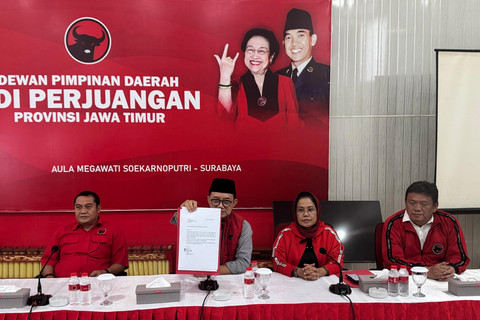 Wakil Ketua Bidang Kehormatan DPD PDIP Jatim Budi Sulistyono menunjukkan surat pengunduran diri anggota DPRD Jawa Timur, Agus Black Hoe dan Hasanuddin di kantor DPD PDIP Jawa Timur di Surabaya, Selasa (7/10/2025). Foto: Dok. Istimewa