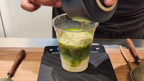 Pasta kacang pistachio yang dipadukan dengan matcha serta oatmilk. Foto: Azalia Amadea/Kumparan