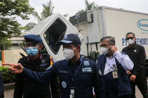 Menteri Lingkungan Hidup/Kepala Badan Pengendalian Lingkungan Hidup Hanif Faisol Nurofiq (kedua kiri) meninjau kendaraan yang terkontaminasi cemaran Cesium-137 di Kawasan Industri Modern Cikande, Kabupaten Serang, Banten, Selasa (7/10/2025). Foto: Angga Budhiyanto/ ANTARA FOTO