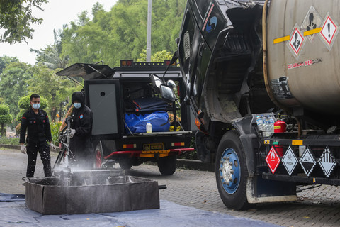 Personel Gegana Brimob Polri melakukan dekontaminasi terhadap kendaraan yang terkontaminasi cemaran Cesium-137 di Kawasan Industri Modern Cikande, Kabupaten Serang, Banten, Selasa (7/10/2025). Foto: Angga Budhiyanto/ ANTARA FOTO
