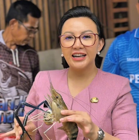 Bupati Landak, Karolin sedang melihatkan udang galah di Kabupaten Landak. Foto: Dok. Istimewa