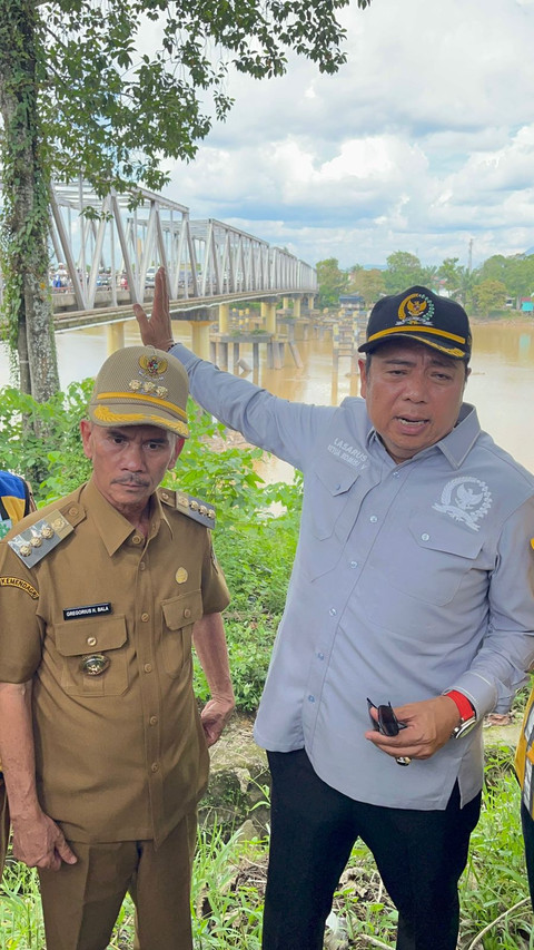 Bupati Sintang, Gregorius Herkulanus Bala mendampingi Ketua Komisi V DPR RI, Lasarus meninjau Jembatan Lintas Melawi Sintang.Foto: Yusrizal/Hi!Pontianak