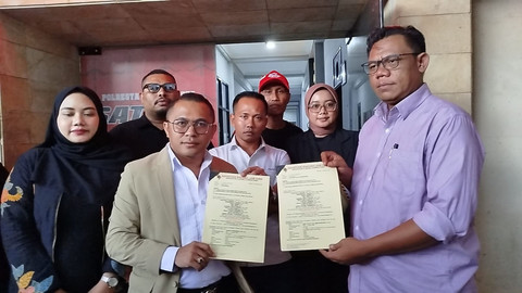 Tim kuasa hukum Yai Mim menunjukkan laporan ke Polresta Malang Kota, Selasa (7/10/2025). Foto: Dok. kumparan