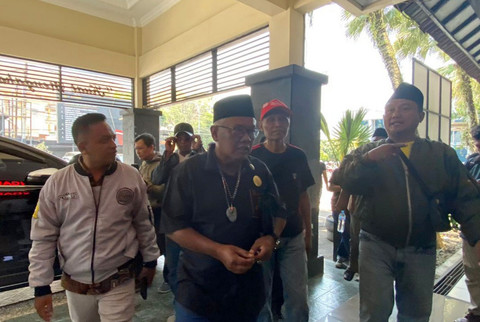 Kedatangan Yai Mim (kedua kiri) dan simpatisan di Polresta Malang Kota. dok kumparan Foto: Dok. kumparan