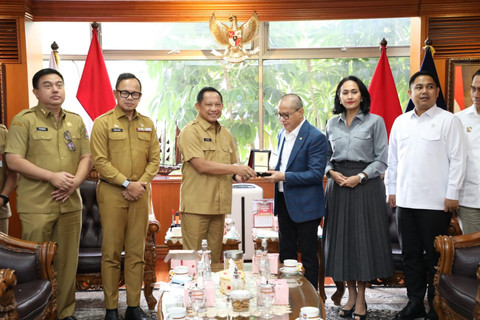 Mendagri Tito Karnavian menerima kunjungan Menteri P2MI Mukhtarudin di kantor Kemendagri, Selasa (7/10/2025).  Foto: Dok. Kemendagri