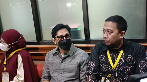 Komedian Andre Taulany (kedua kanan) jalani sidang perceraian di PA Jakarta Selatan, Rabu (8/10/2025).
Foto: Giovanni/kumparan