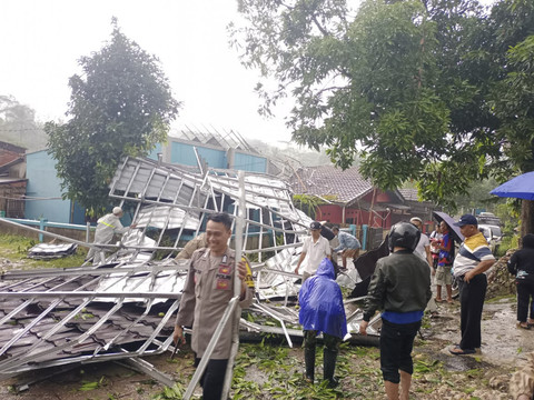 Bangunan yang rusak akibat hujan deras disertai es dan angin kencang di wilayah Kecamatan Jampangtengah, Kabupaten Sukabumi, pada Selasa (7/10/2025). Foto: Dok. BPBD