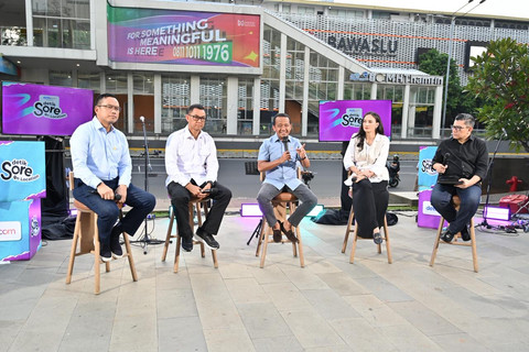 Direktur Utama Pertamina, Simon Aloysius Mantiri (kiri), Direktur Utama PLN, Darmawan Prasodjo (kedua dari kiri), dan Menteri Energi dan Sumber Daya Mineral (ESDM) Bahlil Lahadalia (tengah) pada Indonesia Langgas Berenergi di Jakarta, Selasa (7/10). Foto: Dok. Pertamina