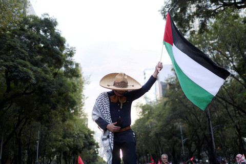 Seorang demonstran berpakaian mariachi mengibarkan bendera Palestina dalam protes pro-Palestina setelah pasukan Israel mencegat kapal-kapal Global Sumud Flotilla di Mexico City, Meksiko, Selasa (7/10/2025). Foto: Raquel Cunha/REUTERS