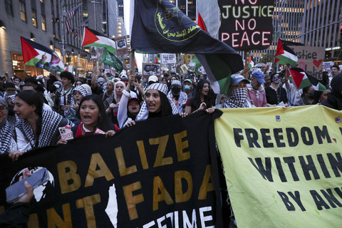Para demonstran menghadiri protes pro-Palestina pada hari peringatan dua tahun serangan Hamas terhadap Israel, di New York City, AS, Selasa (7/10/2025). Foto: Shannon Stapleton/REUTERS