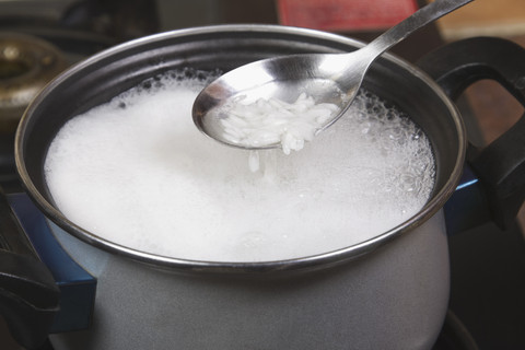 Ilustrasi memasak nasi mentah. Foto: imagedb.com/Shutterstock