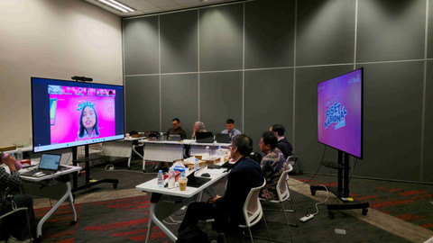 Dewan juri dan finalis mengikuti sesi pemaparan hasil riset secara online dalam rangkaian Kompetisi Riset Nasional 2025 by tSurvey dan by.U. Proses penilaian dilakukan secara profesional untuk memilih karya terbaik dari mahasiswa seluruh Indonesia. Foto: Dok. Telkomsel